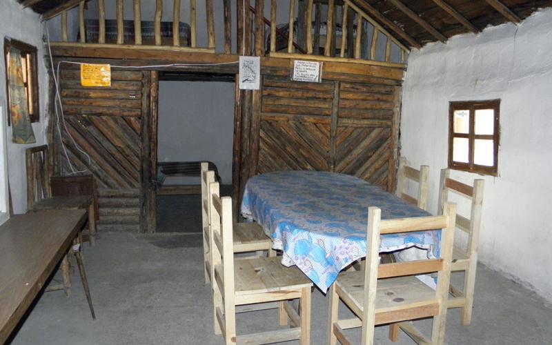 La cabaña número 11 tiene 2 niveles donde se hallan 5 camas matrimoniales.