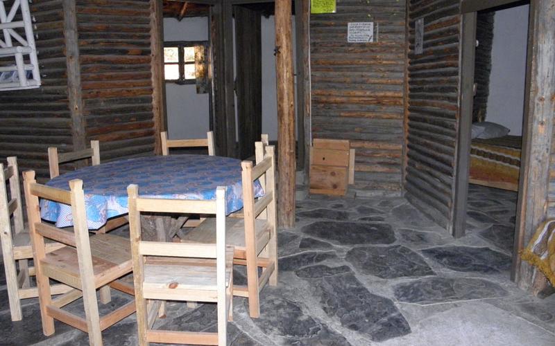Cada recamarita de la cabaña 8 tiene 1 cama matrimonial, además de 2 individuales en la estancia.