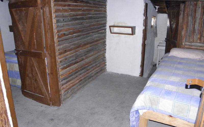 Esta cabaña solo cuenta con una recamarita con una cama matrimonial, y otra matrimonial en la estancia.