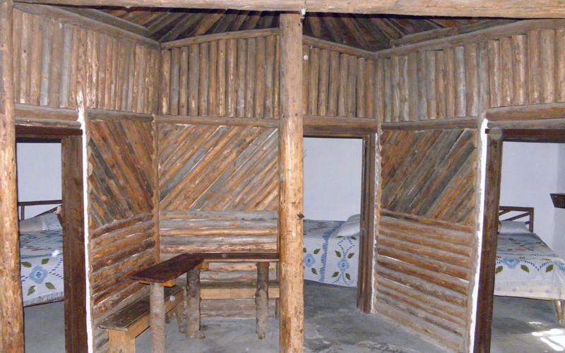 Esta cabaña tiene 3 recamaritas con una cama matrimonial cada una.